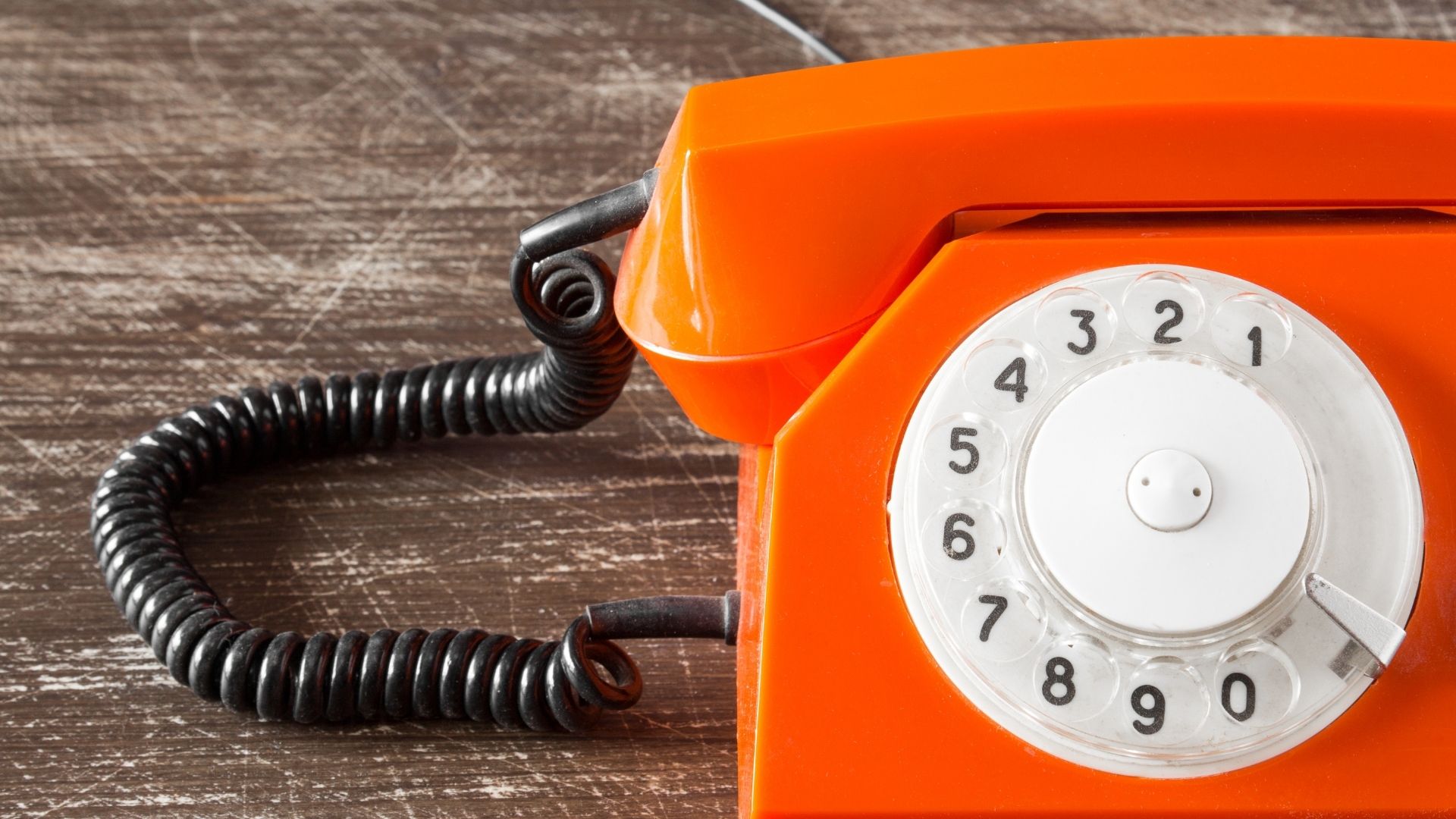 Chiamare con il cellulare: chiamata normale o whatsapp?
